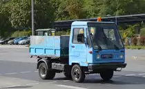 Älterer Multicar mit Pritschenaufbau mit Ladefläche am 26.09.22 Berlin Marzahn.