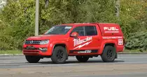 VW Amarok Pickup, wohl ein Firmenfahrzeug der deutschen Niederlassung der Milwaukee Electric Tool Corporation am 26.09.22 Berlin Marzahn.