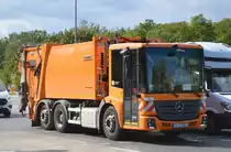 Berliner Stadtreinigung (MH065) mit einem MB ECONIC Müllentsorgungsfahrzeug mit FAUN Variopress Müllpresse wohl für Sperrmüll unterwegs am 26.09.22 Berlin Marzahn.