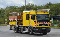 Ein Oberleitungsreparatur Fahrzeug der Berliner Verkehrsbetriebe (BVG) für die Tram, ein MAN TGM 18.320 am 26.09.22 Berlin Marzahn.