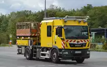 Ein Oberleitungsreparatur Fahrzeug der Berliner Verkehrsbetriebe (BVG) für die Tram, ein MAN TGM 18.320 am 26.09.22 Berlin Marzahn.