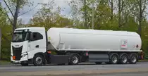 MF Mineralöl-Logistik GmbH mit einem Tanksattelzug für die Fa. ORLEN Deutschland GmbH (star Tankstellen) im Ensatz, mit einer IVECO S-WAY 460 Zugmaschine lt UN-Nr. mit Benzin beladen am 26.09.22 Berlin Marzahn.