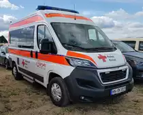 =Peugeot Boxer vom DRK OV OBERSULM, gesehen auf dem Parkplatz der RettMobil im Mai 2022