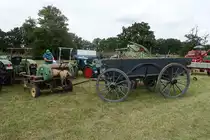 Leiterwagen hinter einer Ballenpresse die von einem Trecker angetrieben wird  / am 20.08.2022 beim TOCH-Treffen (Traktoren Oldtimer Club Hamburg von 1988) in HH-Neuengamme  /