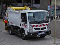 Renault Maxity Mllentsorgungsfahrzeug in Annecy unterwegs. 09.2022