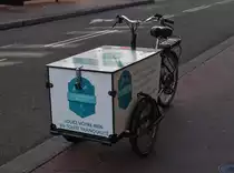 Lastenfahrrad am Rande des Bürgersteigs abgestellt. 09.2022