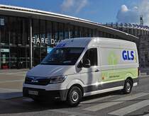 MAN TGE 3.140E fährt am Bahnhof in Annecy vorbei. 09.2022