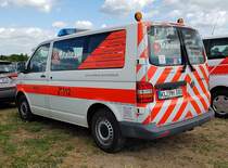 =VW T 5 der MALTESER aus WEILERBACH, gesehen auf dem Parkplatz der RettMobil im Mai 2022