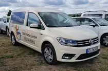 =VW Caddy von Taxi-WEBER steht auf dem Parkplatz der RettMobil im Mai 2022