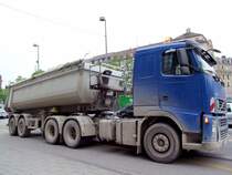 VOLVO FH480 steht mit quirligem Beifahrer am STACHUS in M�nchen; 090515