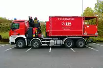 Feuerwehr Idtstein Mercedes Benz Arocs WLF/Kats mit AB-Kran am 25.09.22 beim Tag der offenen Tür