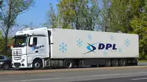 DPL Transport Spedition Sp. Z O.o. aus Polen mit einem Sattelzug mit MB ACTROS L 1845 Zugmaschine und Kühlthermoauflieger am 30.09.22 Berlin Marzahn.