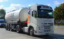 Reax Transporte GmbH mit einem (Silo-)Tanksattelzug mit VOLVO FH 500 Zugmaschine am 30.09.22 Berlin Marzahn.