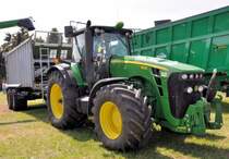 John Deere 8530 bei einer Ausstellung am 10.05.2009 in Odendorf.