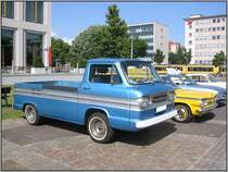 Im Rahmen der Veranstaltung  Tribut an Carl Benz  am 18.06.2006 in Karlsruhe waren auf dem Festplatz bei der Stadthalle zahlreiche Oldtimer ausgestellt. Nachtrag: Bei dem Fahrzeug im Vordergrund handelt es sich um einen Ford Econoline Pickup. Dank an Michael H. fr die Info.