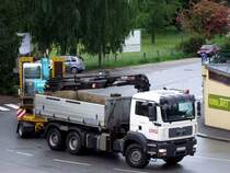 MAN_TGA33.44  ist mit einem Baggerbeladenem Tiefladerh�nger zu einer Baustelle in Ried i.I. unterwegs; 090516