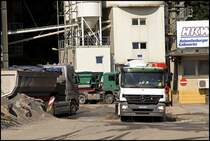 Viel Verkehr im Hohenlimburger Kalkwerk: Links wird der Volvo FH16 von Augst Baustoffe mit Kies oder Schotter beladen, MAN TGS 18.440(?) und im Vordergrund verl�sst ein Actros 1841(?) der HKW mit Zementsattel das Gel�nde. (20.05.2009)
