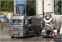 Flagschiff der AUGST BAUSTOFFE: VOLVO FH16 660PS  BUDY   Bad Boys dirve Bad Toys  verlsst das Hohenlimburger Kalkwer. Aufllig sind die extras wie beleuchteter Unterfahrschutz an der Front, Lampenbgel und Sidepipe mit 3 Endrohren auf jeder Seite...
