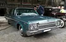 Dodge Polara Custom Fourdoor Sedan aus dem Jahr 1965 im Farbton medium turquoise. Im Jahr 1965 war die Modellreihe  Polara  die mittlere Version in der Produktpalette der Marke aus Auburn Hills/Indiana. Darunter rangierte das Modell  Coronet  und darüber das Modell  Monaco . Ein solcher Polara war ab US$ 2913,00 zu haben. Bei der Motorenwahl hat der Kunde die Auswahl zwischen sechs verschieden großen V8-Motoren: 273 cui (4474 cm³), 318 cui (5211 cm³), 361 cui (5916 cm³), 383 cui (6276 cm³), 413 cui (6768 cm³) und 426 cui (6981 cm³). Altmetall trifft Altmetall im LaPaDu am 02.10.2022.