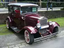 Ein etwas  gepimpter  Ford Model A Tudor aus dem Jahr 1931. Gebaut wurde das Model A in den Jahren von 1928 bis 1931. Es war der Nachfolger des legendären Ford Model T. Während der vierjährigen Produktionszeit wurden 4.320.446 Einheiten in etlichen Karosserievarianten produziert. Der gezeigte Wagen ist eine zweitürige Tudor Limousine und stammt aus dem letzten Modelljahr 1931. Serienmäßig leistet der Vierzylinderreihenmotor 40 PS aus einem Hubraum von 3285 cm³. Altmetall trifft Altmetall im LaPaDu am 02.10.2022.