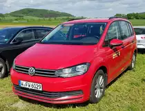 =VW Touran der Feuerwehr WUPPERTAL, gesehen auf dem Parkplatz der RettMobil im Mai 2022