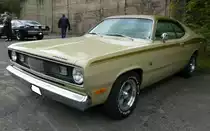 Plymouth  Gold Duster  aus dem Jahr 1970. Als kompaktes, sportliches, Auto sollte der Plymouth Duster im Jahr 1970 gegen die Konkurrenz von Ford und Chevrolet antreten. Auf dem Chassis des Plymouth Valiant schufen die Konstrukteure ein Stufenheckcoupe, ähnlich dem des Ford Mustang Fastback. Der  Gold Duster  war ein Duster mit einem besonders luxuriösen Ausstattungspaket. Erkenntlich ist das Modell an den goldfarbenen Seitenstreifen. Der Kaufinteressent konnte beim  Gold Duster  zwischen folgenden Motoren wählen: Sechszylinderreihenmotor mit einem Hubraum von 3682 cm³ und einer Leistung von 147 PS oder einem V8-Motor mit einem Hubraum von 5210 cm³ und einer Leistung von 233 PS. Altmetall trifft Altmetall im LaPaDu am 02.10.2022.