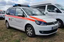 =VW Touran vom DRK OV HAGEN-VORHALLE, gesehen auf dem Parkplatz der RettMobil im Mai 2022