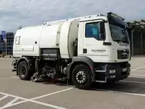MAN TGM18.250 wartet mit Kehrmaschinenaufbau auf den nächsten Einsatz; 220901