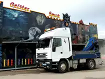 ICVECO-Cursor430, parkt während der Aufbauarbeiten vor einer Geisterbahn; 220908