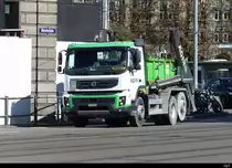 Volvo Muldentransporter unterwegs am Bahnhofplatz in der Stadt Zürich am 04.10.2022