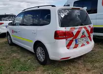 =VW Touran der MALTESER steht auf dem Parkplatz der RettMobil im Mai 2022