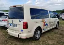 =VW Caddy von Taxi-WEBER steht auf dem Parkplatz der RettMobil im Mai 2022 