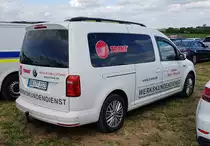 VW Caddy als Kundendienstfahrzeug der Firma TRANE, abgestellt auf dem Parkplatz der RettMobil im Mai 2022
