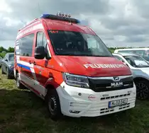 =MAN TGE als MTW der Feuerwehr TAUFKIRCHEN, gesehen auf dem Parkplatz der RettMobil im Mai 2022