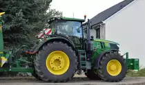 Ein John Deere 6230 R geleast über LVA Landmaschinen Vertrieb Altenweddingen GmbH  mit Kipperhänger im Baustelleneinsatz am 11.10.22 in Golm. 