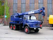 Ein historischer Mercedes-Benz-Autokran auf dem Gelnde des Bergwerks Auguste Victoria 3/7 in Marl beim Tag der offenen Tr am 9. Mai 2009. 
