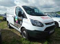 =Ford Transit Custom der Feuerwehr HÖRSTEIN, als Werbeträger der Fahrzeugsponsoren, gesehen auf dem Parkplatz der RettMobil im Mai 2022