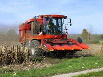 Bourgoin B410, Frantansicht, ähnelt einem Mähdrescher, ist aber ein Maispflücker, Okt.2022