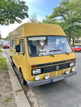 Volkswagen LT28. Geboren als Fahrzeug für den Dienst bei der Deutschen Bundespost und nun ein Umbau zu einem Campingfahrzeug. Der Kleintransporter wurde in den Jahren 1975 bis 2006 produziert. Die Bezeichnung LT28 deutet auf die Verwendung hin. LT = Lasten Transporter. Die Zahl 28 steht für das zulässige Gesamtgewicht von 2,8 t. Foto: im Oktober 2022