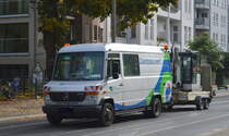 Die Berliner Wasserbetriebe mit einem Mercedes-Benz Vario 816 D mit Hänger und Minibagger darauf am 13.10.22 Berlin Niederschönhausen.