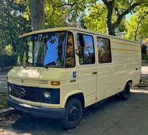 Mercedes Benz 407D. Diese Kleintransporter sind beliebt bei Camping Fans. Sie werden zu Camping Fahrzeugen um-/ausgebaut. Der MB 407D wurde von 1974 bis 1986 gebaut. Angetrieben werden die Fahrzeuge von 4-Zylinder Reihen-Dieselmotore mit ca. 2500ccm und um die 65 PS. Foto: Im Oktober 2022