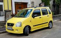 Suzuki Wagon R (Mimosa Yellow) Special Edition oder  Sport  mit einem Spoiler Kit und mit dem 1.3 Liter Motor. Foto: April, 2021.