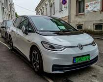 VW ID3. In Ungarn dürfen Elektroautos und Plugin Hybrid Fahrzeuge ein Kennzeichen mit grünem Hintergrund tragen. Foto: 04.2021.