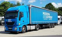 =Iveco-Sattelzug der WORLD EXPRESS SPEDITION mit einem Kögel-Auflieger von MODEMA EXPRESS, 06-2022