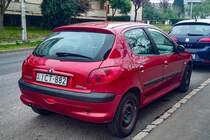 Rückansicht: Peugeot 206 in der Farbe Rouge Lucifer Nacre. Aufnhame: April, 2021.