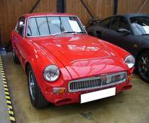 MG C GT aus dem Jahr 1969. Gebaut wurde das Auto in den Jahren von 1967 bis 1969. Der MG C, den es als Roadster und als Coupe-Modell GT gab, war nichts anderes, als ein MG B mit einem Sechszylinderreihenmotor. Das einzige, äußerliche Erkennungsmerkmal, war der Buckel auf der Motorhaube. Der  Sechsender  hat einen Hubraum von 2912 cm³ und leistet 145 PS. Classic Remise Düsseldorf am 15.10.2022.