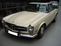Mercedes Benz W113 280SL in der USA-Ausführung. Dieses ist an den seitlichen Begrenzungsleuchten, sowie den geänderten Frontscheinwerfern zu erkennen. Produziert wurde der Typ W113 E28 in den Jahren von 1968 bis 1971. Als 230SL war das Modell bereits im Jahr 1963 erschienen. Der 280 SL war das stärkste Modell der sogenannten  Pagoden-Baureihe . Als 280SL verkaufte sich das Modell genau 23.885 mal. Der Sechszylinderreihenmotor leistet 170 PS aus einem Hubraum von 2778 cm³. Die Höchstgeschwindigkeit wurde damals mit 200 km/h angegeben. Classic Remise Düsseldorf am 15.10.2022.