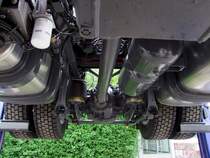 Unteransicht1 vom DAF-XF105.460, welcher sich auf einer mobilen Hebebhne befindet; TransportLogistic Mnchen;090515