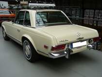 Heckansicht eines Mercedes Benz W113 280SL in der USA-Ausführung. Classic Remise Düsseldorf am 15.10.2022.