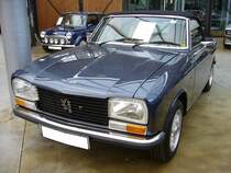 Peugeot 304S Cabriolet im Farbton bleu caraibes, produziert von 1970 bis 1975 im Werk Sochaux. Das 304 Cabriolet basierte auf der bereits im Jahr 1969 erschienen 304´er Limousine. Während die Limousine und das Break genannte Kombimodell, auch mit einem Dieselmotor geordert werden konnten, waren das Coupe und das Cabriolet nur mit einem Benzinmotor lieferbar. Dieser Vierzylinderreihenmotor mit einem Hubraum von 1288 cm³ leistet bis zum Modelljahr 1973 65 PS. Ab dem Modelljahr 1974 erhöhte sich die Leistung auf 75 PS. Von den insgesamt 9.500 produzierten 304S Cabriolets wurden ca. 1.800 Stück in Deutschland verkauft. Der Kaufpreis betrug in der Grundausstattung DM 10.400,00 inclusive eines serienmäßigen Hardtopdaches. Classic Remise Düsseldorf am 15.10.2022.